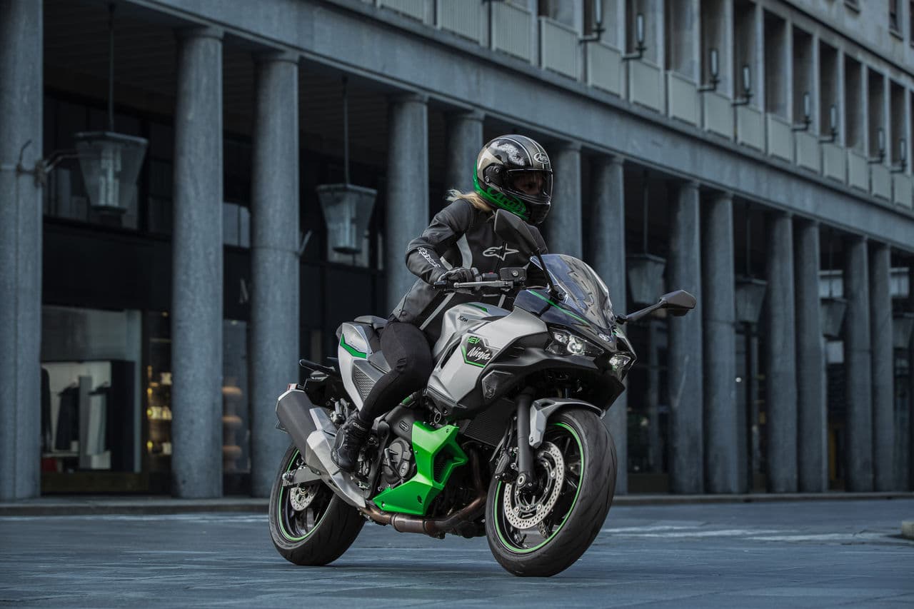 Kawasaki Z7 Hybrid e Ninja 7 Hybrid: più libertà tra elettrico e termico